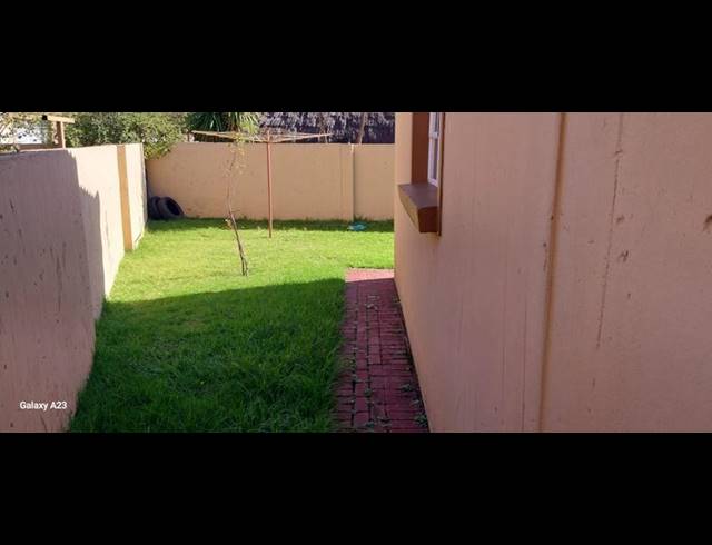 2 BEDROOM TOWNHOUSE FOR SALE IN VANDERBIJLPARK CE 2..